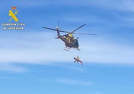 Rescatan a dos heridos graves tras despeñarse con el coche por un barranco de 50 metros en Valencia