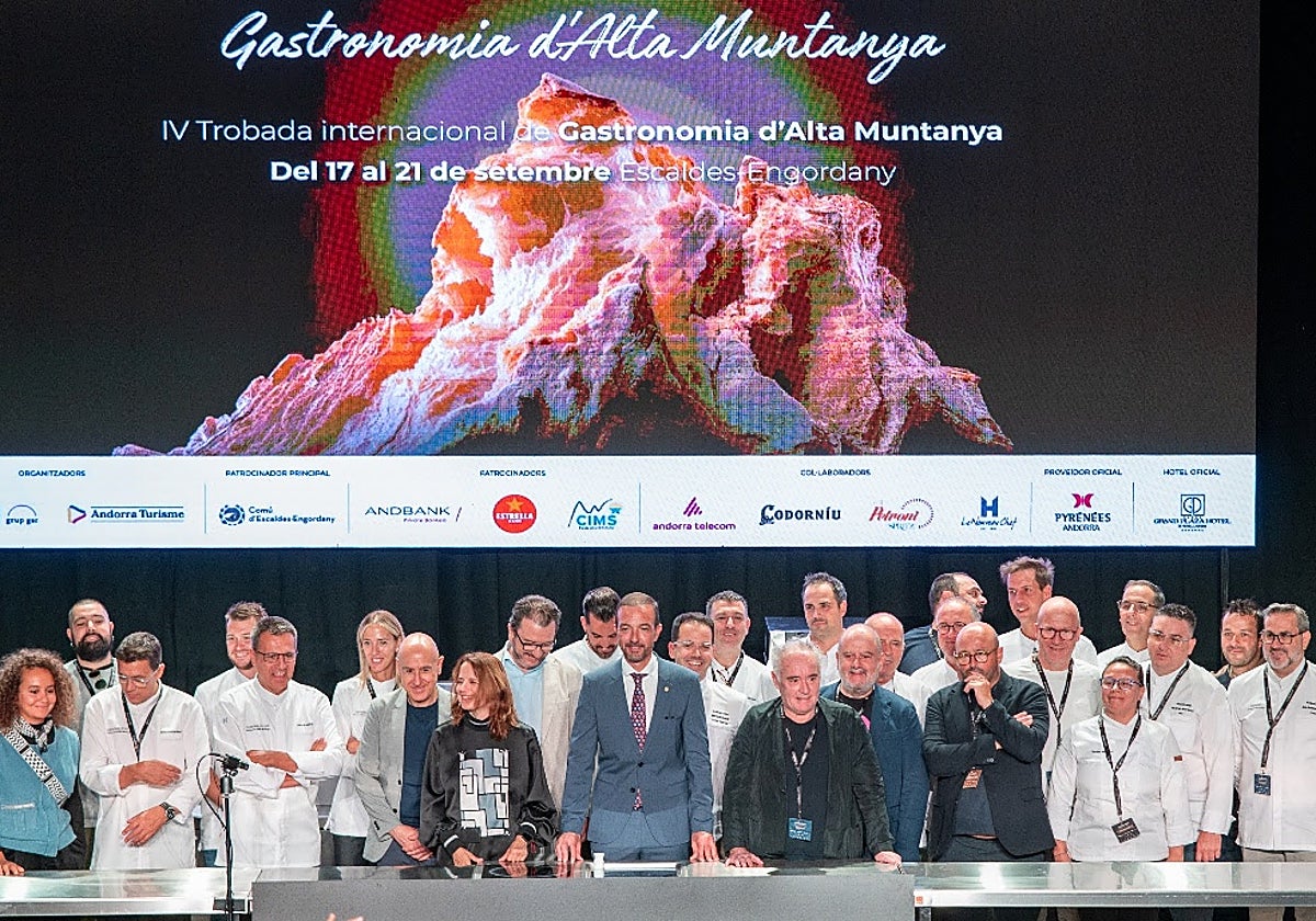 Foto de familia de algunos de los participantes en el congreso Andorra Taste que rodean a las autoridades y a Ferran Adrià
