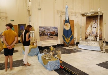 Una exposición muestra los enseres de la Virgen de Luna por su coronación