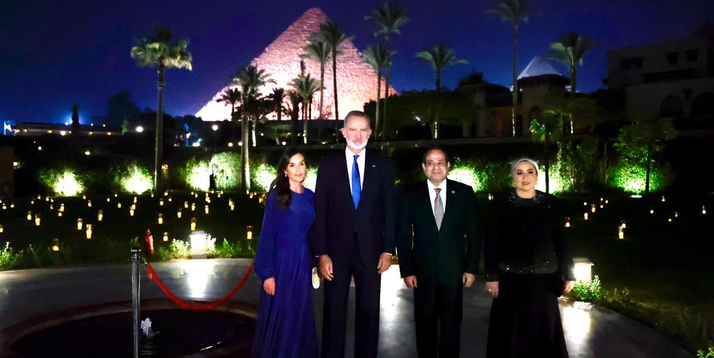 Los Reyes disfrutan con el matrimonio Al Sisi de una cena frente a las pirámides