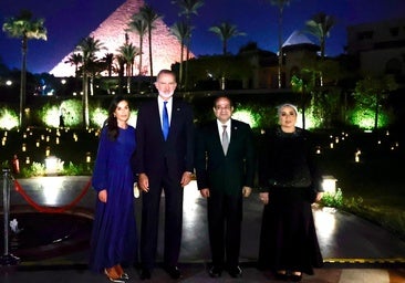 Los Reyes disfrutan con el matrimonio Al Sisi de una cena frente a las pirámides