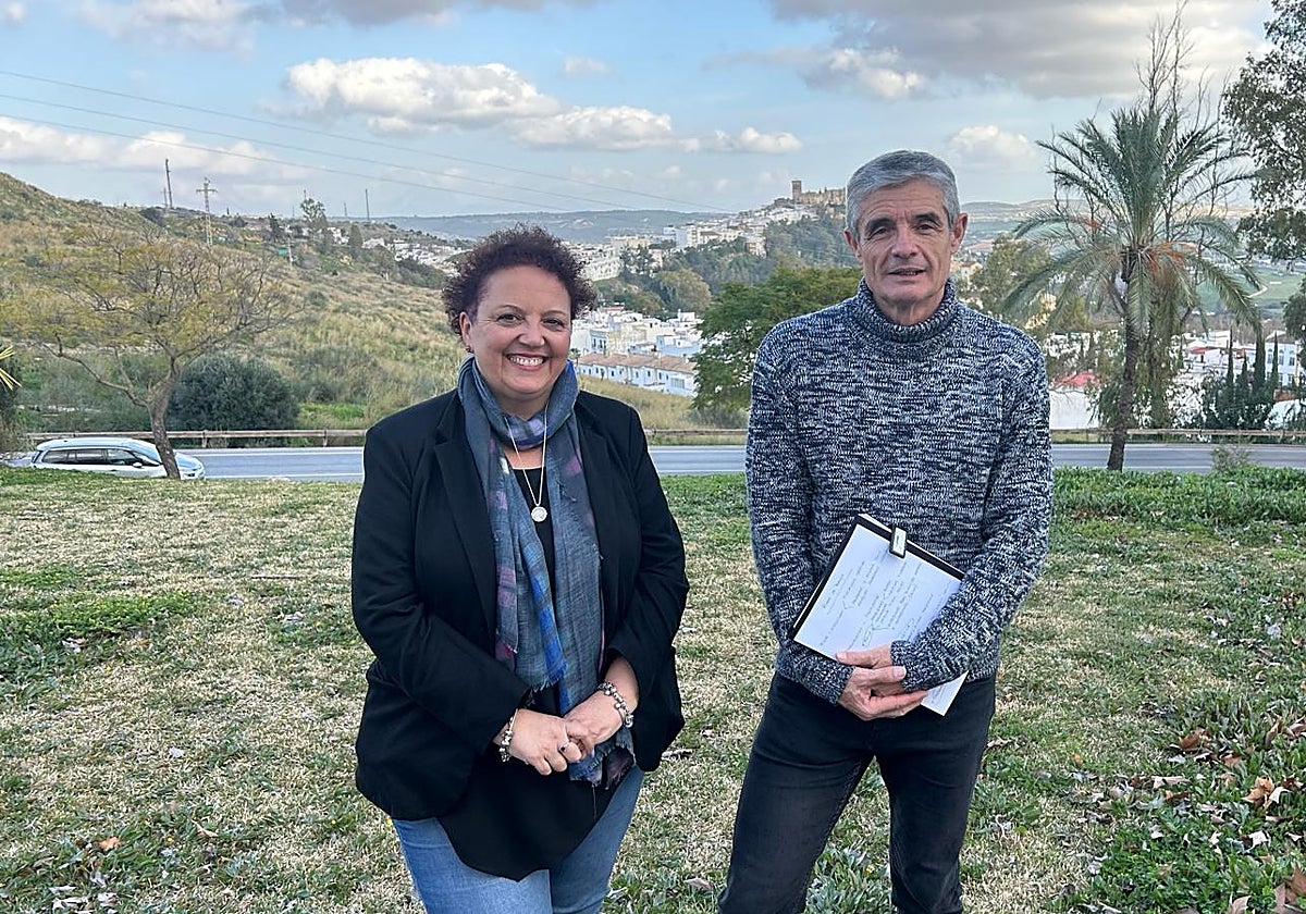 La edil María José González Peña junto al ex alcalde de Arcos de la Frontera Isidoro Gambín (PSOE), en febrero de 2024