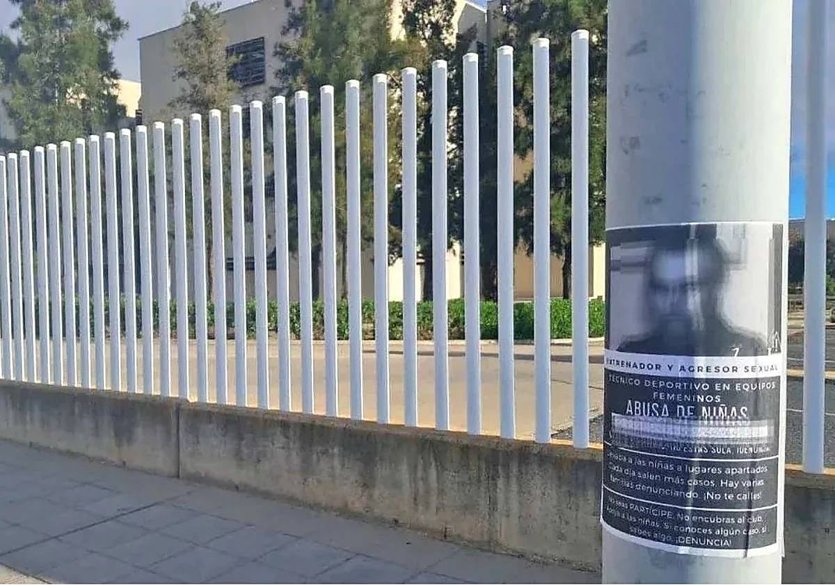 Uno de los carteles que aparecieron en la universidad tras destaparse el caso y en el que se podía ver una fotograffía del condenado