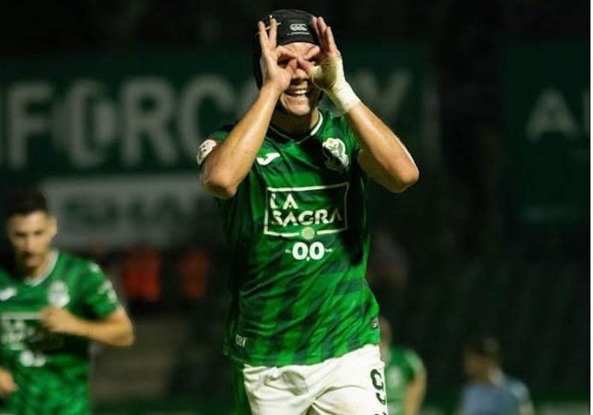 Luis Molina celebra el gol