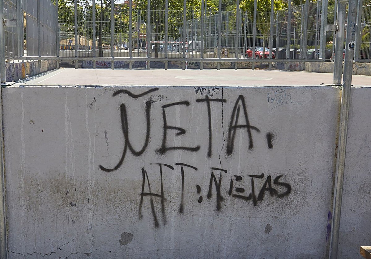 Pintada de la banda latina de los Ñetas en Puente de Vallecas