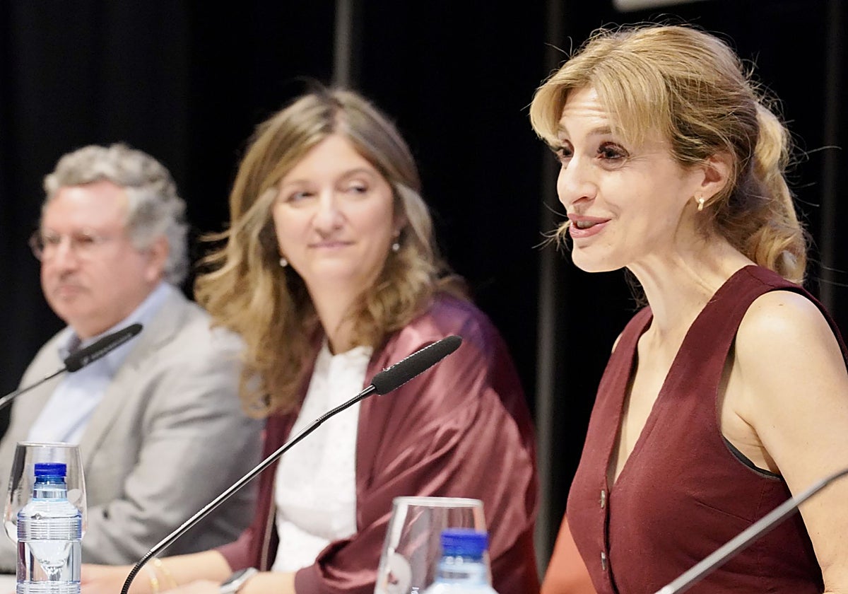 El director del Musac, la rectora de la ULE y la viceconsejera, durante la rueda de prensa