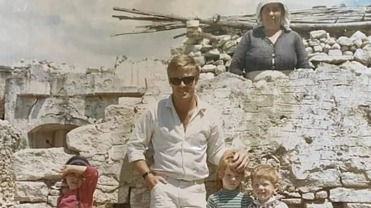 Robert Redford, junto a sus hijos, en una zona de Mijas cuando vivía allí en los años 60