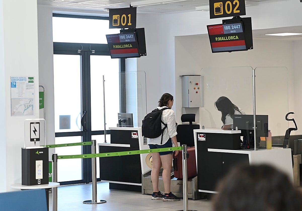 Usuarios del aeropuerto de Córdoba en la zona de embarque