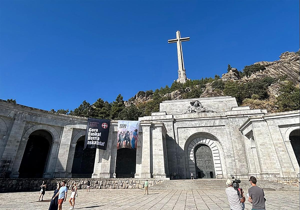 Las pancartas desplegadas por Sortu en Cuelgamuros.