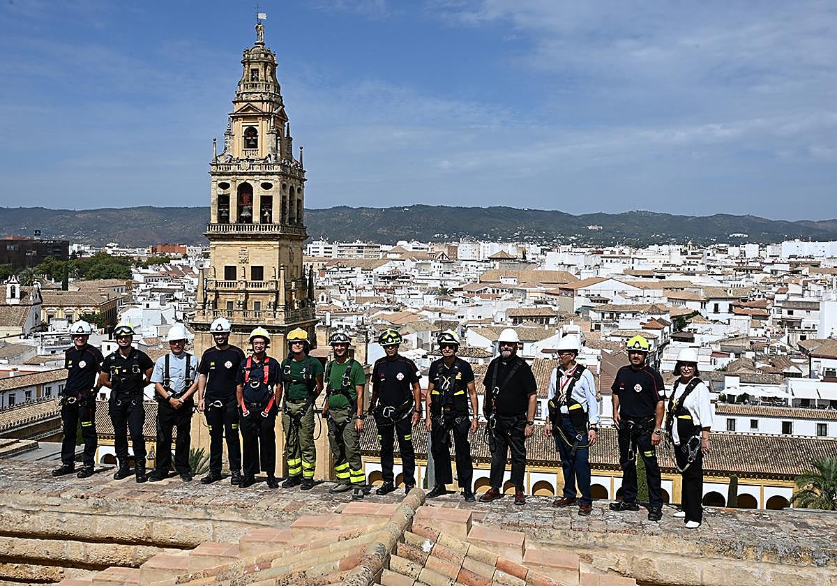 Foto de la delegación de bomberos de Notre Dame, Madrid y el Infoca, en las cubiertas de la Mezquita-Catedral