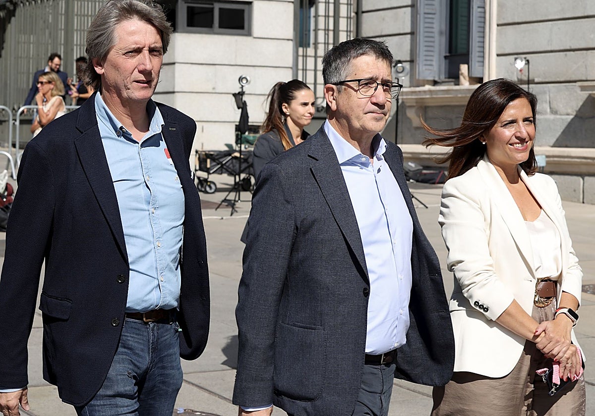 El secretario del PSOE de Castilla y León, Carlos Martínez , el portavoz del Grupo Socialista en el Congreso de los Diputados, Patxi López y la diputada Esther Peña, frente al Congreso de los Diputados