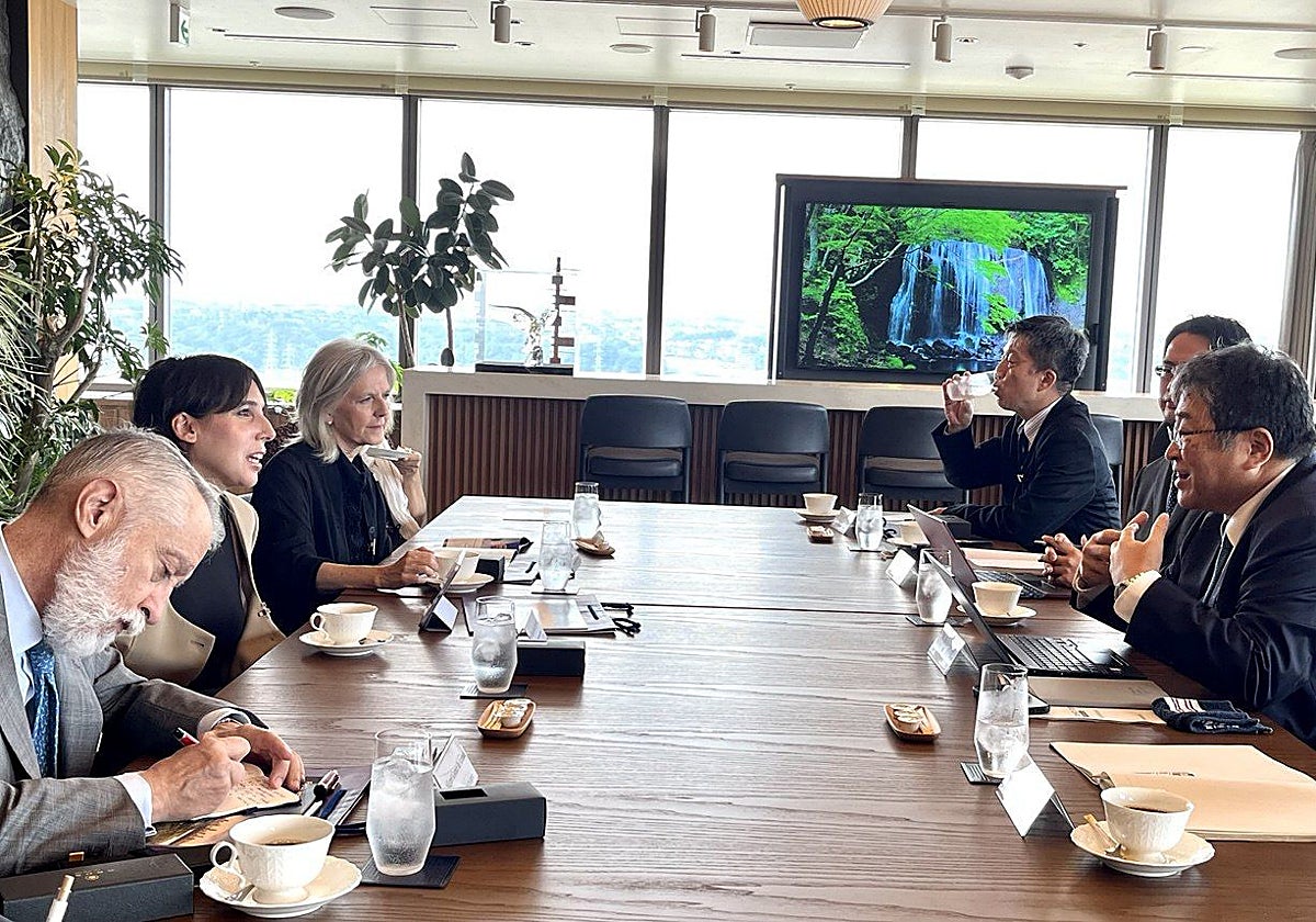 Reunión entre la conselleira de Economía y representantes de Fujitsu Limited