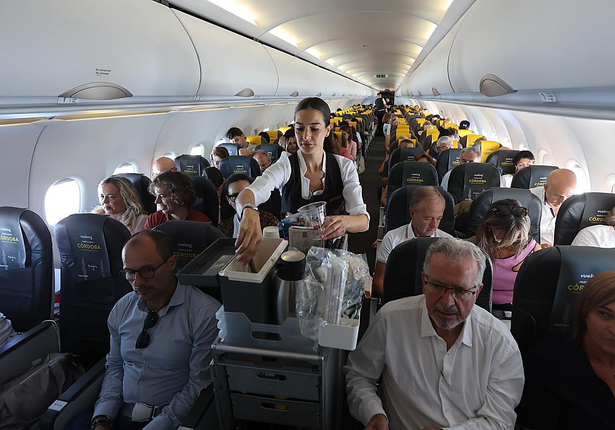 La sobrecargo Alicia Cintas y los pasajeros del primer vuelo de Vueling de Barcelona a Córdoba
