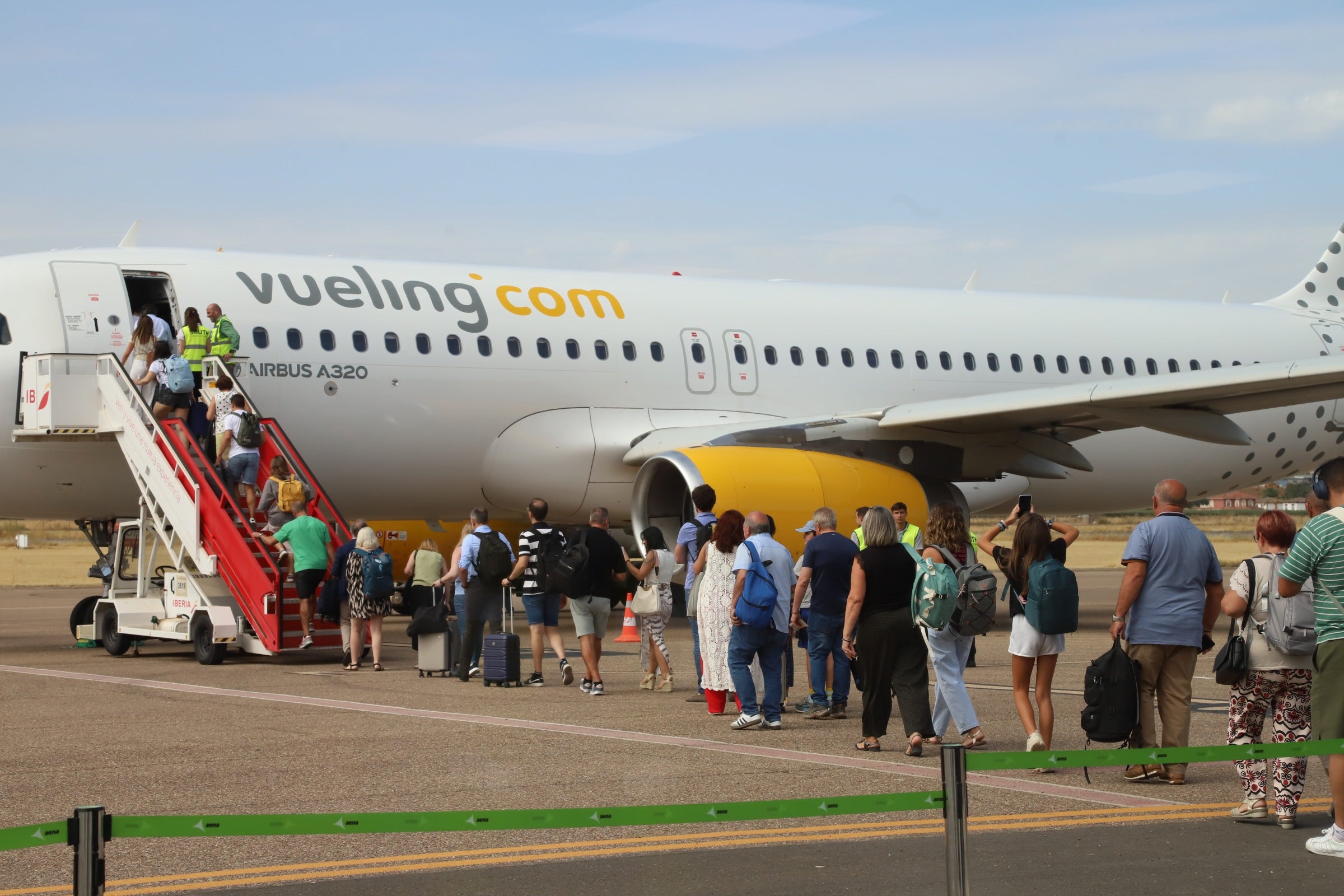 Así ha sido la llegada al aeropuerto de Córdoba del primer vuelo de Vueling