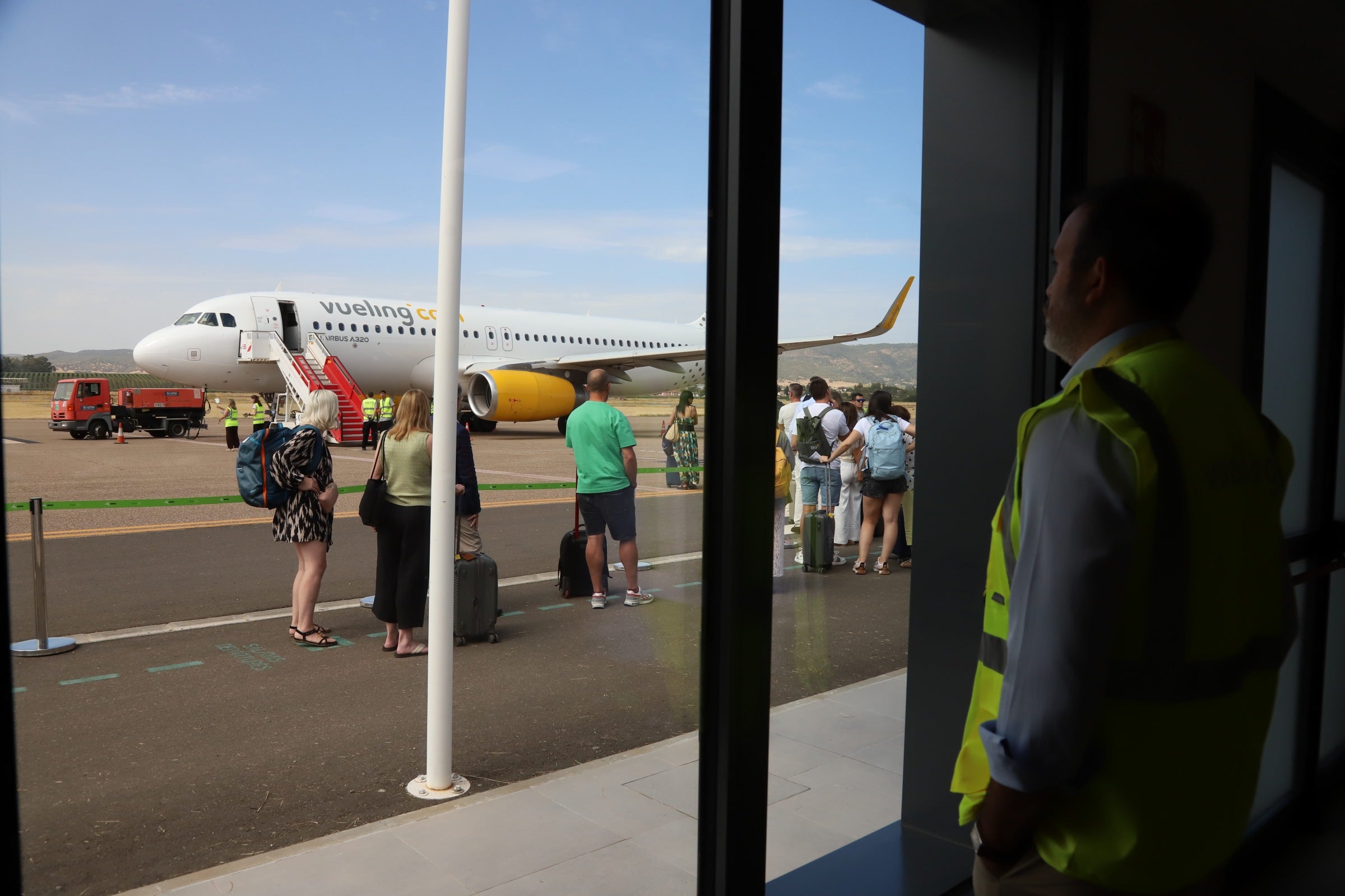 Así ha sido la llegada al aeropuerto de Córdoba del primer vuelo de Vueling