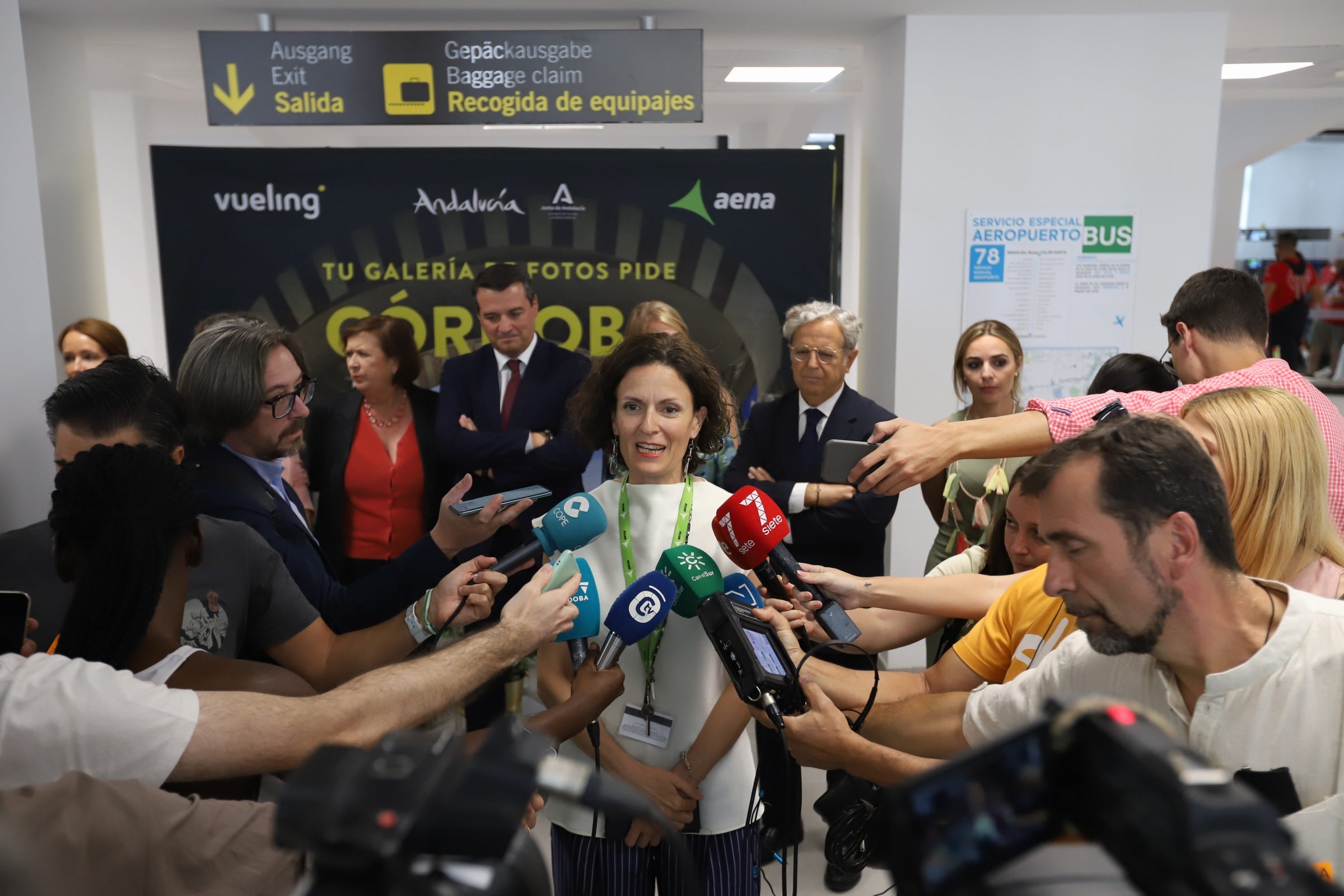 Así ha sido la llegada al aeropuerto de Córdoba del primer vuelo de Vueling