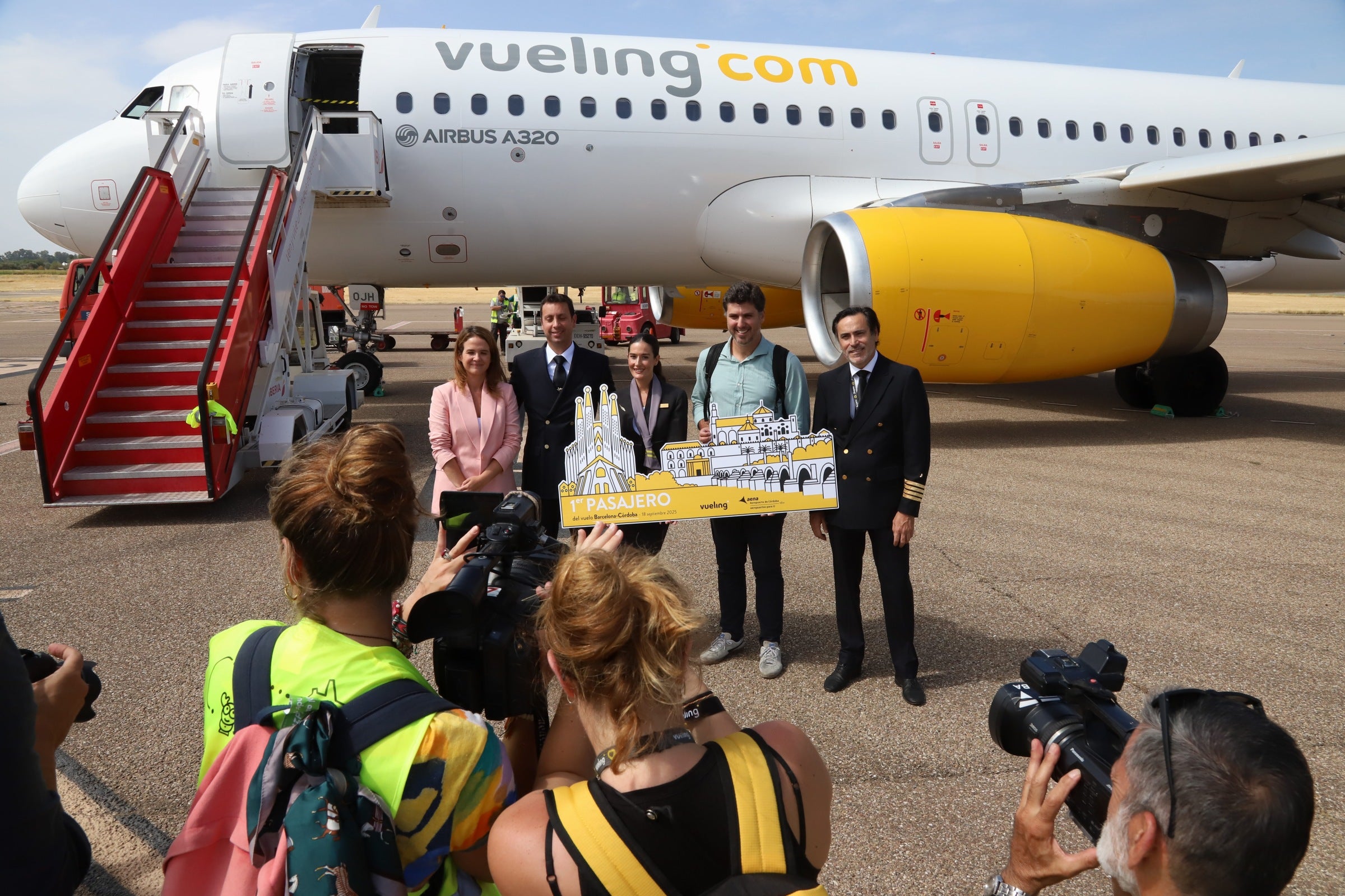 Así ha sido la llegada al aeropuerto de Córdoba del primer vuelo de Vueling