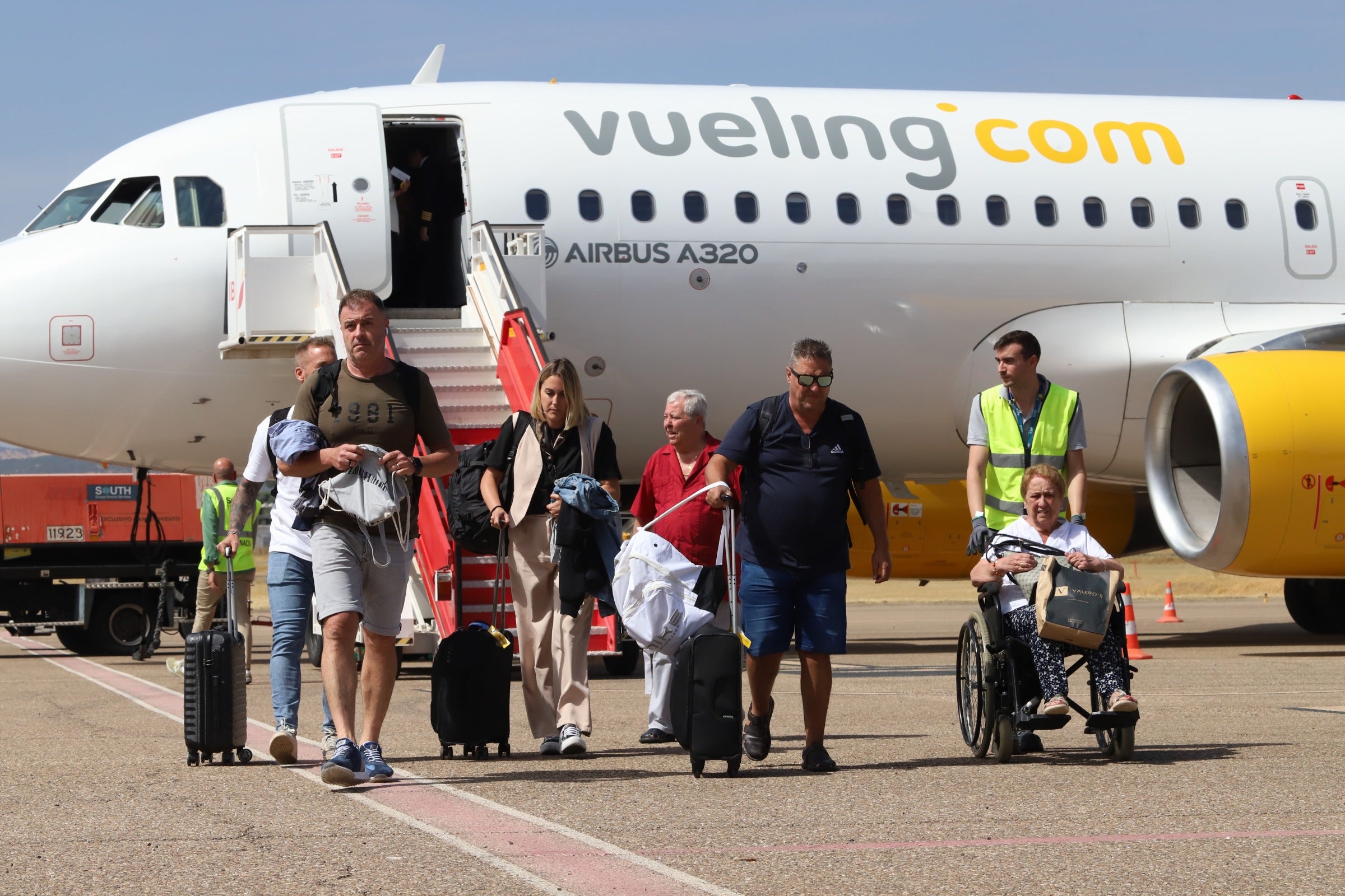 Así ha sido la llegada al aeropuerto de Córdoba del primer vuelo de Vueling