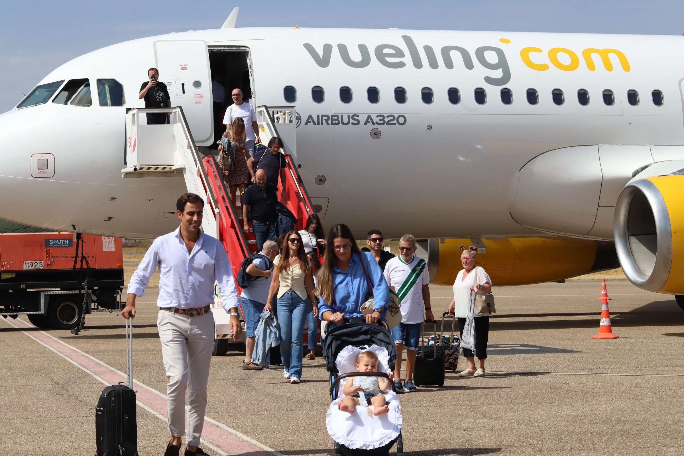 Así ha sido la llegada al aeropuerto de Córdoba del primer vuelo de Vueling