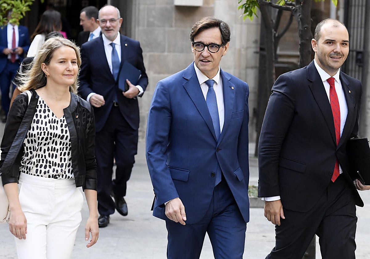 Illa con algunos de sus consejeros en el Palau de la Generalitat