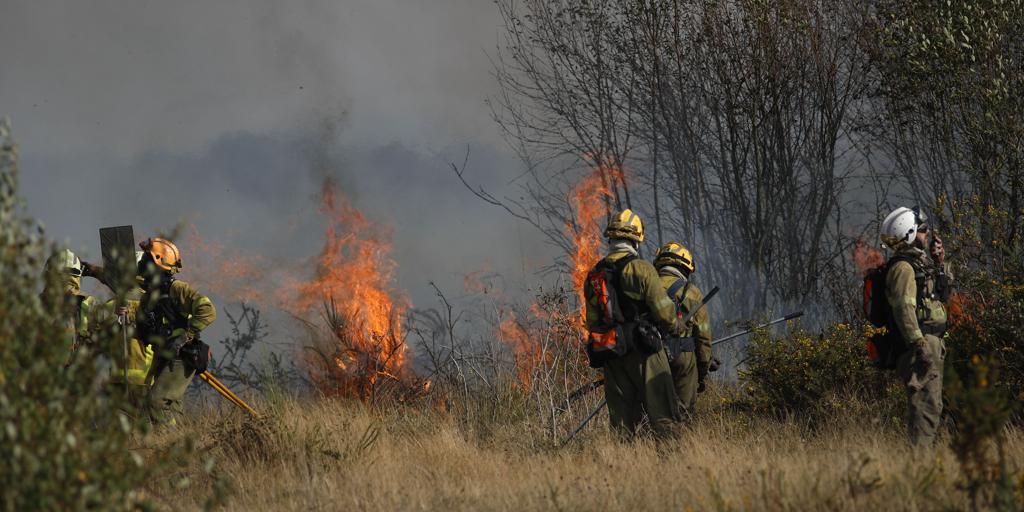 Más de 360 hectáreas quemadas en un incendio en Pantón (Lugo) que obliga a desalojar tres aldeas