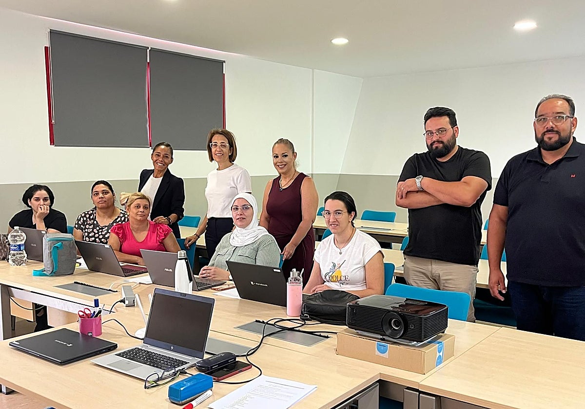 La alcaldesa, Charo Navas, visita a los nuevos contratados durante la formación en materia digital