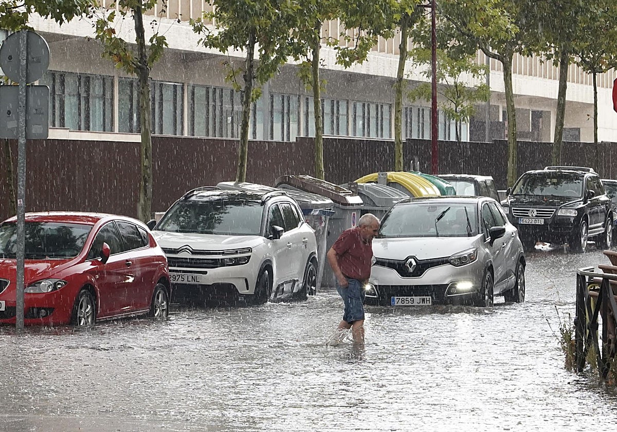 Una tromba de agua obliga a cortar calles y provoca inundaciones en Valladolid