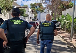 «Voy a matarme»: Un anciano  se atrinchera con un revólver en su casa de Ibiza y la Guardia Civil logra reducirlo tras horas de negociación