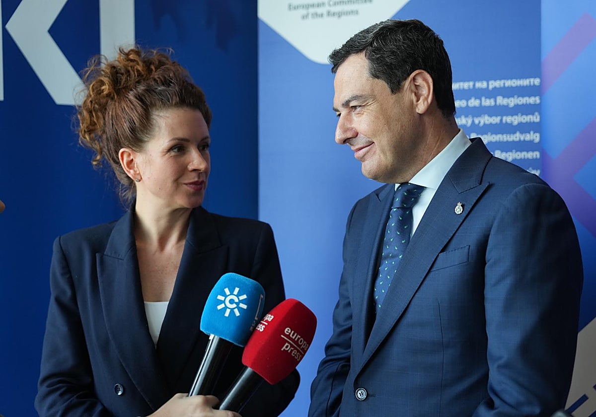 Moreno con la presidenta del comité de las regiones en Copenhage
