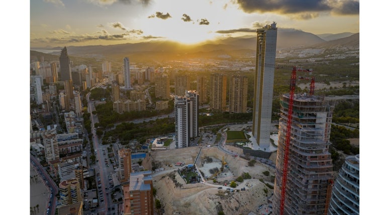 Solar de la ubicación de la nueva edificación, rodeado de otros inmuebles de gran altura