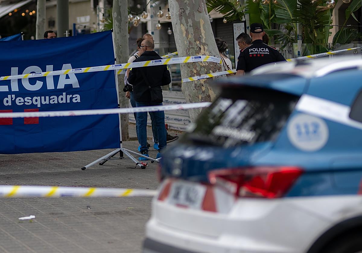 Mossos d'Esquadra trabajan en el lugar del hallago de un cadáver, en una foto de archivo