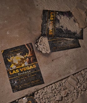 Imagen secundaria 2 - Vista general desde la azotea del viejo burdel, copada por la escombrera ilegal y el paso de vehículos en la A-5; la antigua barra del club de alterne, con algunos vasos de la época; y varias tarjetas de visita de Las Vegas Deluxe tiradas por el suelo