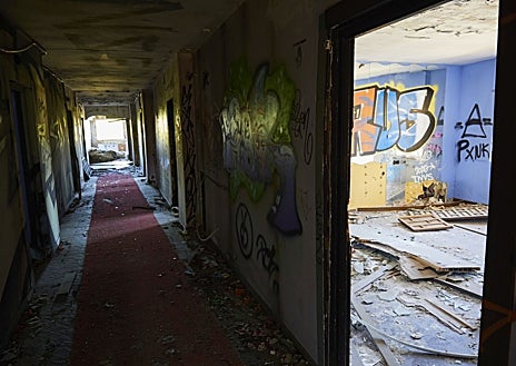 Imagen secundaria 1 - Las imágenes describen mejor que las palabras el lamentable estado en que se encuentra en la actualidad el antiguo prostíbulo, con los techos desprendidos, el mobiliaria arrancado y el hueco del ascensor sin ningún tipo de protección, entre otros peligros