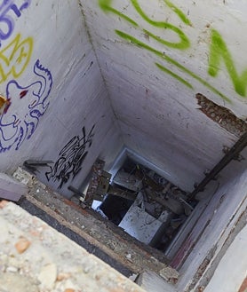 Imagen secundaria 2 - Las imágenes describen mejor que las palabras el lamentable estado en que se encuentra en la actualidad el antiguo prostíbulo, con los techos desprendidos, el mobiliaria arrancado y el hueco del ascensor sin ningún tipo de protección, entre otros peligros