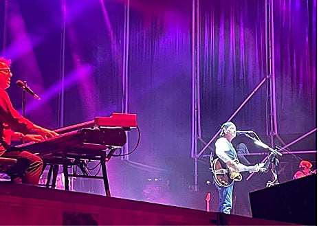 Imagen secundaria 1 - La eterna juventud de Los Secretos inunda de emoción y nostalgia la plaza de toros de Toledo