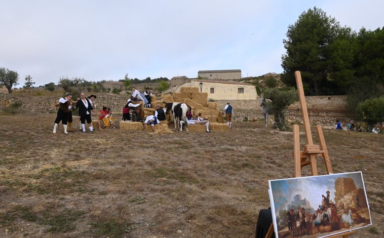 Imagen principal - Fuendetodos declara su amor a Goya con una figura en bronce a las puertas de su casa natal, obra de Antonio López y Andrés García Ibáñez