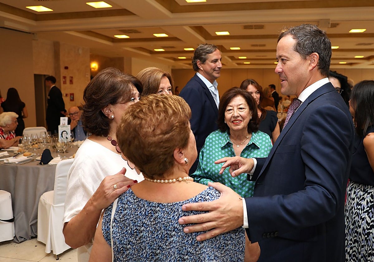 El alcalde de Toledo, Carlos Velázquez, conversa con varias mujeres que han asistido al almuerzo solidario organizado por la Asociación de Familiares de Enfermos de Alzheimer de Toledo