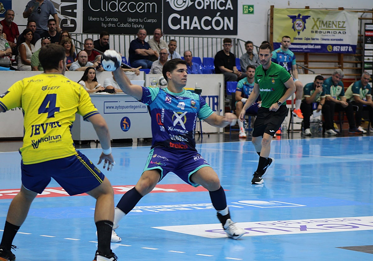 Pablo Simonet realiza un pase ante un defensor del Bidasoa Irun