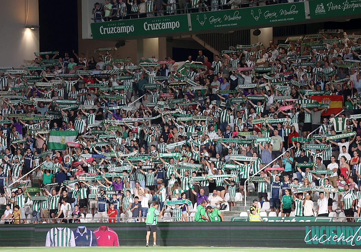 Imagen de una de las gradas en El Arcángel repleta de aficionados blanquiverdes