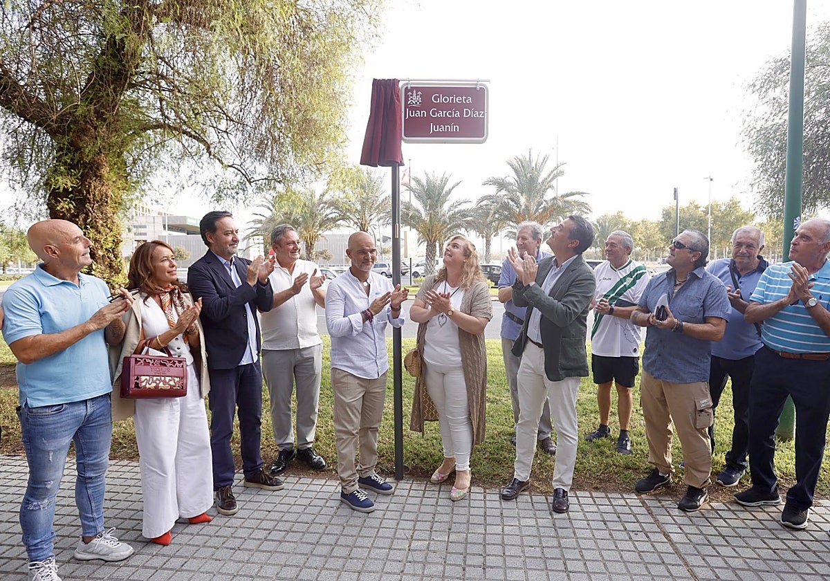 Autoridades presentes en el acto de presentación de la Glorieta Juan García Díaz 'Juanín'