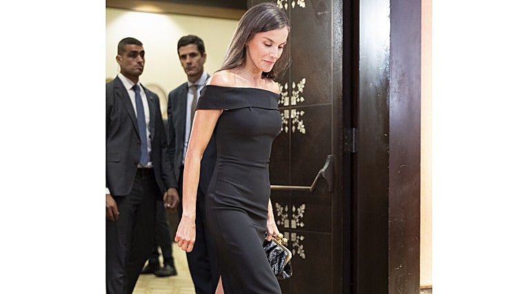 La Reina Letizia con el bolso con el cierre de damasquinado producido por la empresa toledana Anframa