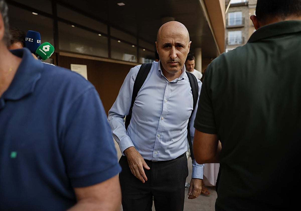 El presidente de la Confederación Hidrográfica del Júcar (CHJ), Miguel Polo, a su salida este viernes de los juzgados de Catarroja, tras declarar
