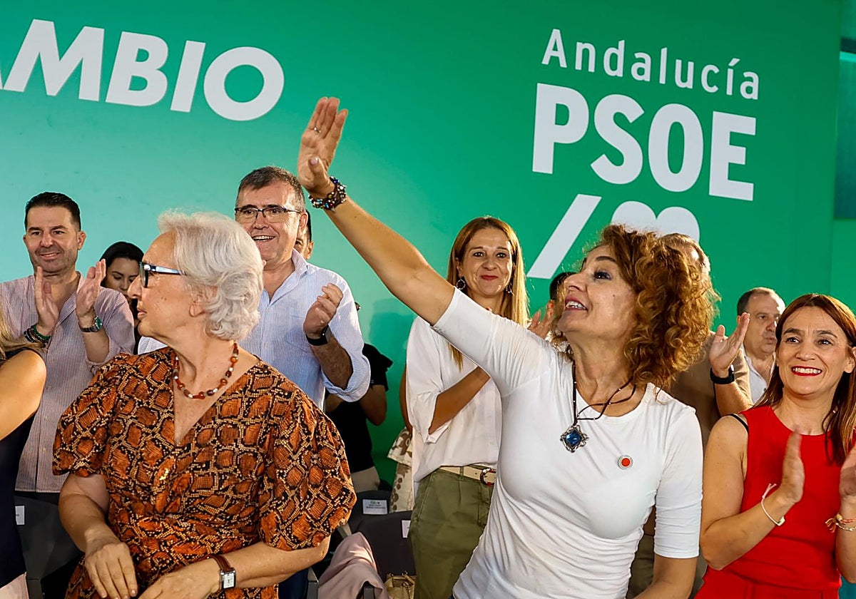 María Jesús Montero saluda en el Comité Director del PSOE andaluz, reunido este sábado en San Juan del Puerto (Huelva)