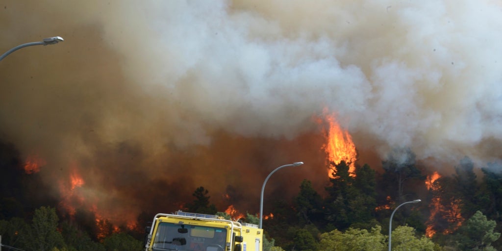El incendio de Pantón (Lugo) duplica su extensión durante la noche hasta las 1.400 hectáreas