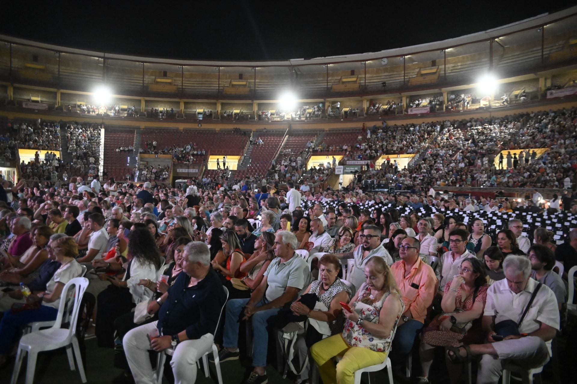 El espectacular concierto de Raphael en Córdoba, en imágenes