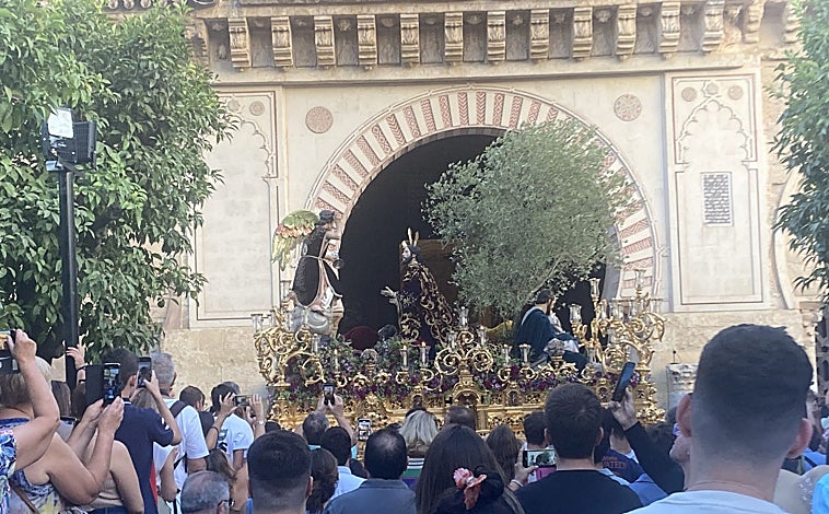 Imagen principal - En la fotografía superior, el paso de misterio del Huerto sale de la Catedral, tras la misa estacional por la refundación de la cofradía. Debajo a ia izquierda, el Señor rodeado de público en una nube de incienso en Lucano. A la derecha, el paso al atardecer, en Cardenal González 