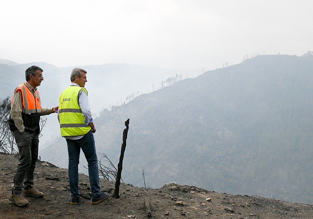 El presidente de la Xunta supervisa las labores de extinción desde Ferreira de Pantón (Lugo)