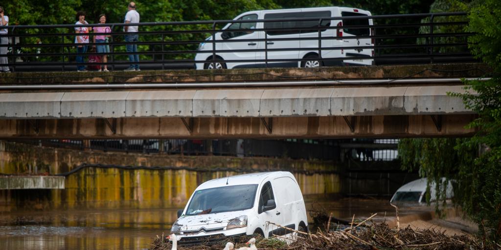 Dos desaparecidos en Barcelona después de ser arrastrados en su coche por las fuertes lluvias