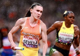 Paula Sevilla durante su relevo hoy en la final de 4x100 femenino en los mundiales de Tokio