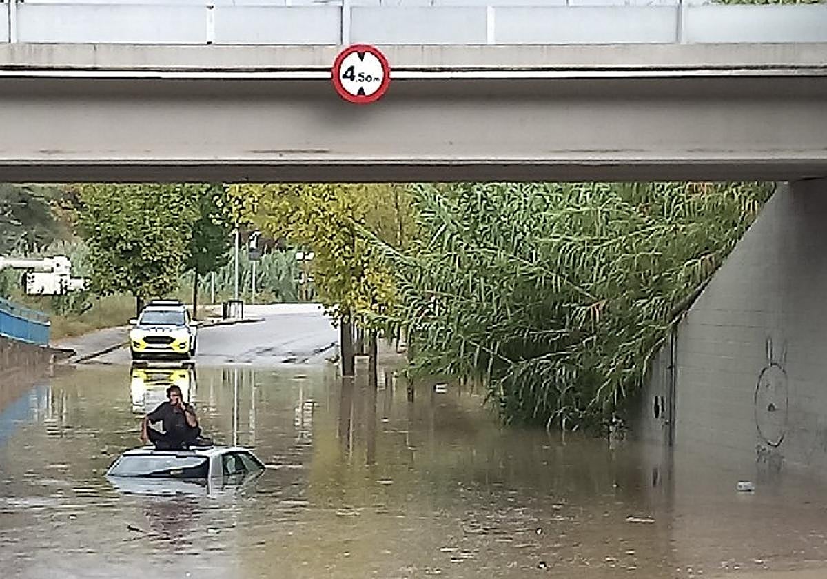 Un desprendimiento en la vía del funicular de Montserrat obliga a evacuar a 27 personas
